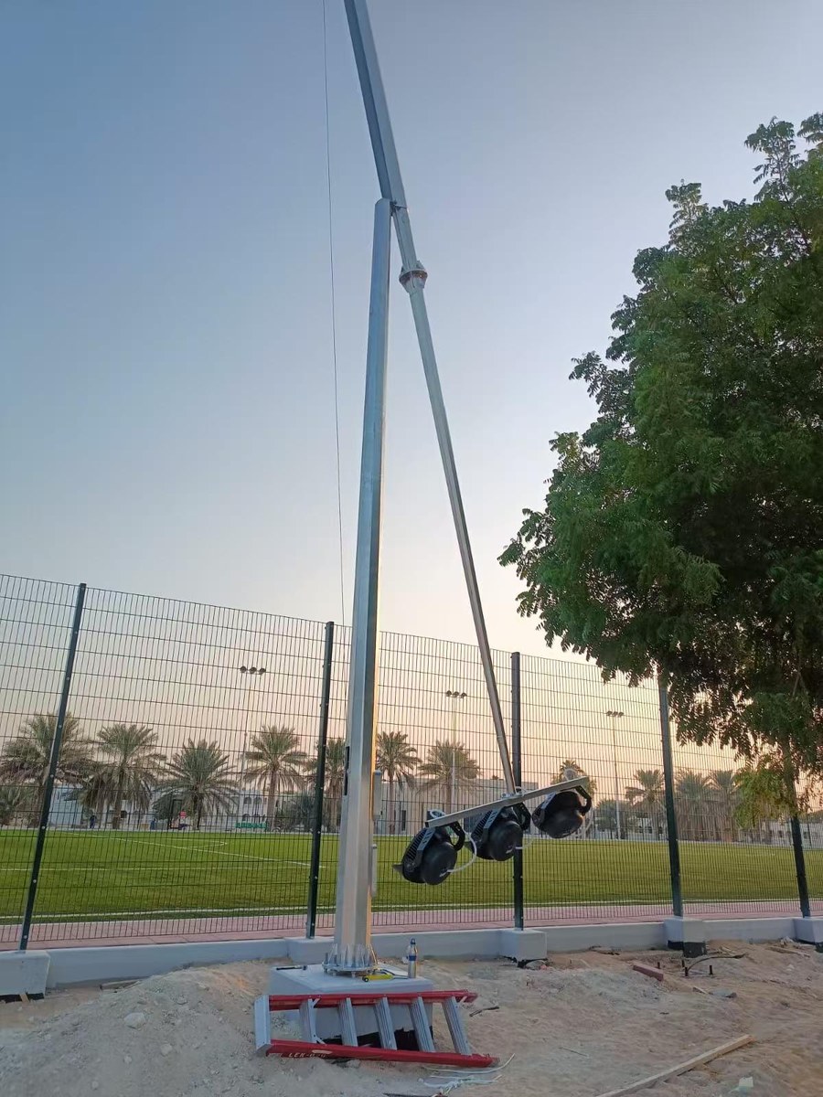 Mid-hinged Street Light Pole
