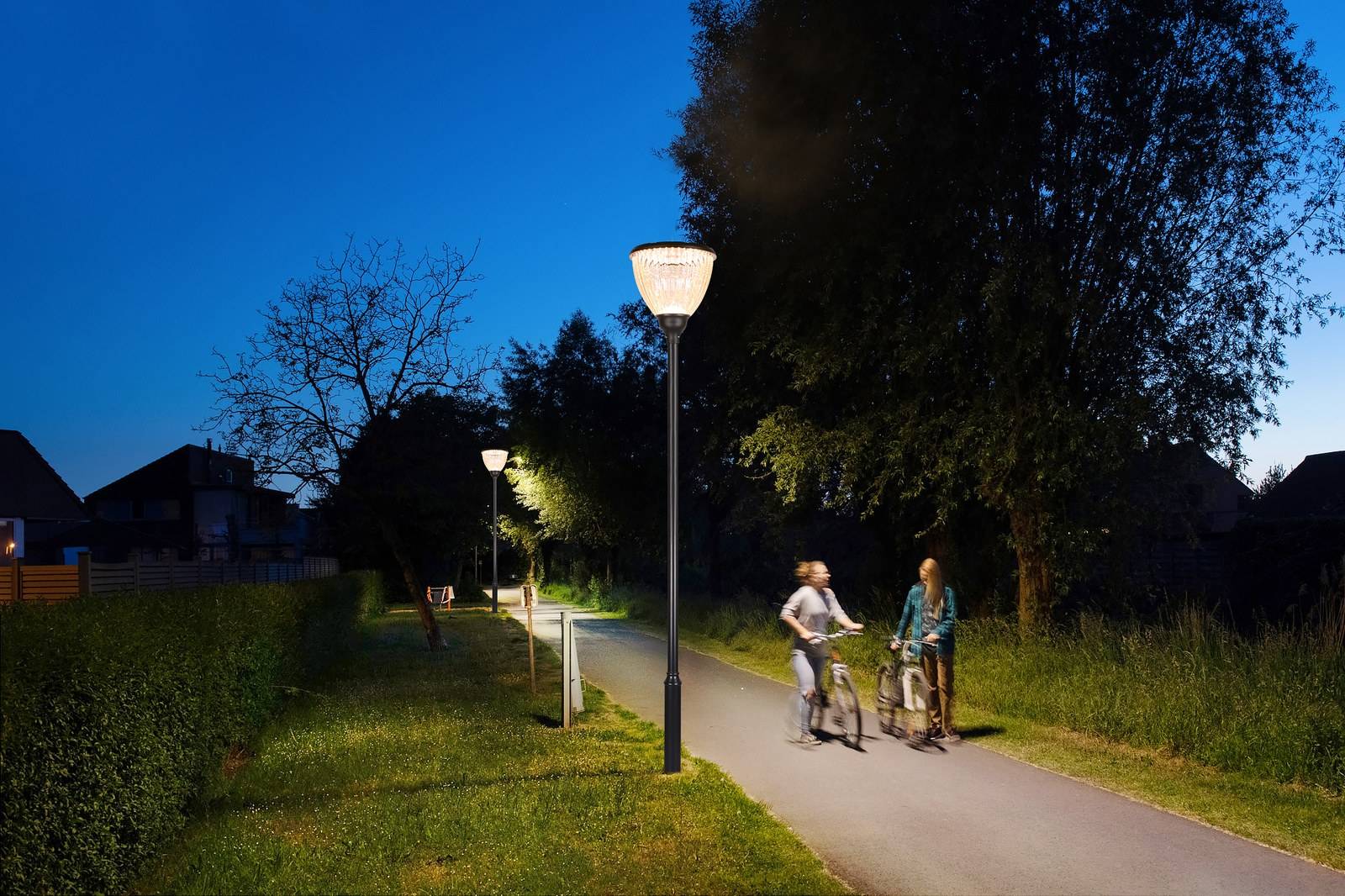 ZC-GGD1105 post-top solar garden light at dusk