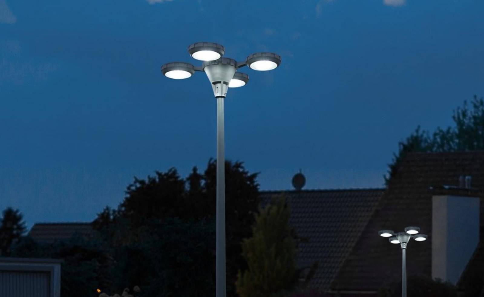 Close view of the ZC-GGD2005 cluster head lighting a road