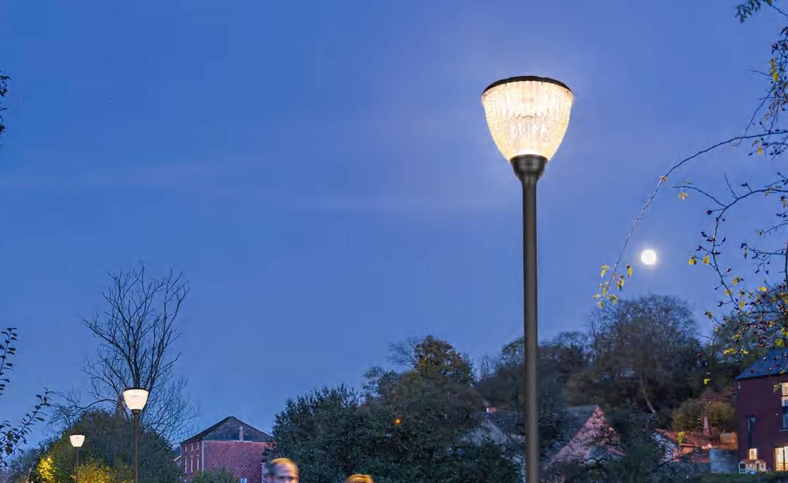 Close view of the ZC-TYD1105 lantern on its post